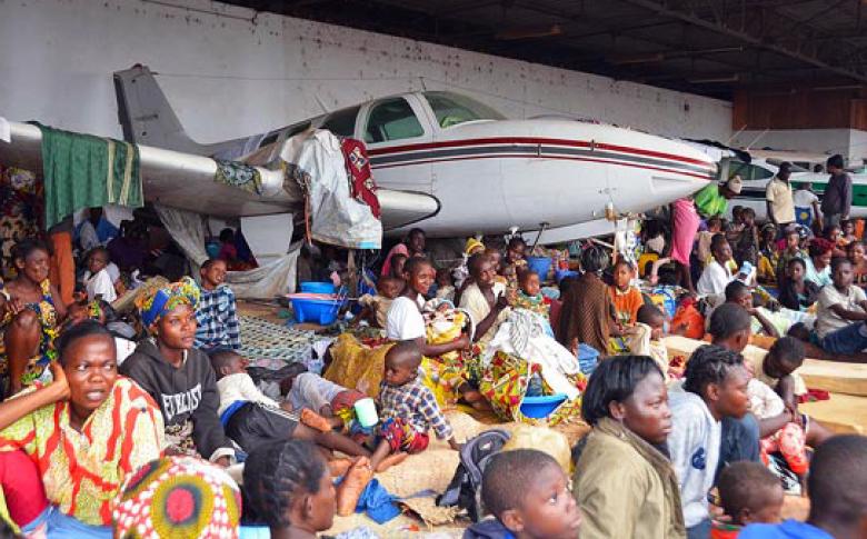 Displaced families in the Central African Republic (CAR) seek shelter at the Bangui airport fearing further attacks. Photo: UNHCR/L. Wiseberg
